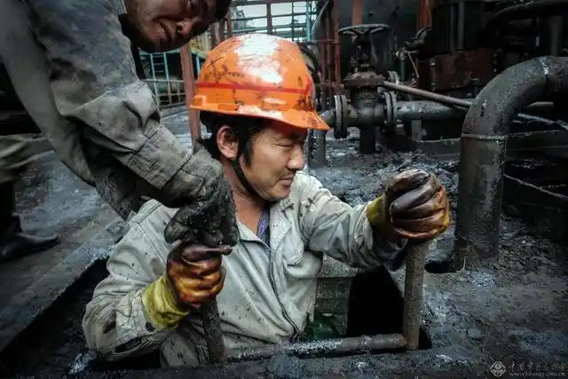 现实中很大一撮人都生活在社会的底层,身处糟糕的环境,找不到出路.