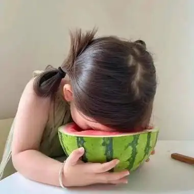 小男孩小女孩埋头吃西瓜的情头图片