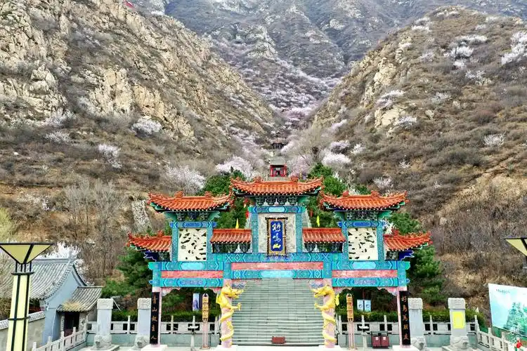 有着千年花园美称的张家口市下花园区,鸡鸣山寺石阶,滑道,牌坊,古寺