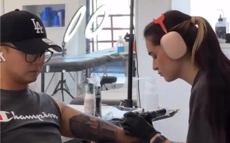 国外著名纹身师:带耳机工作的都是大佬#纹身师日常 ##刺青艺术 ##纹身