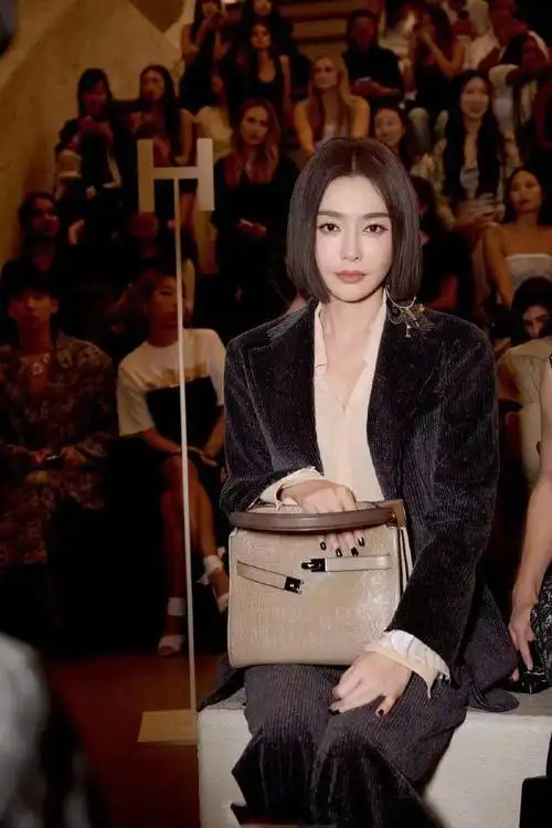 秦岚现身toryburch秀场一身西服造型飒爽十足