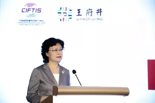 东城区区长金晖▲商务部流通业发展司副司长尹虹在时尚消费领域