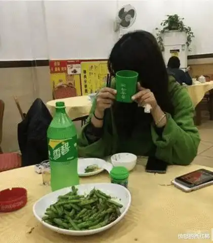 女朋友突然请吃饭,但是场面却是这个样子的,是不是觉得好像哪里不太对