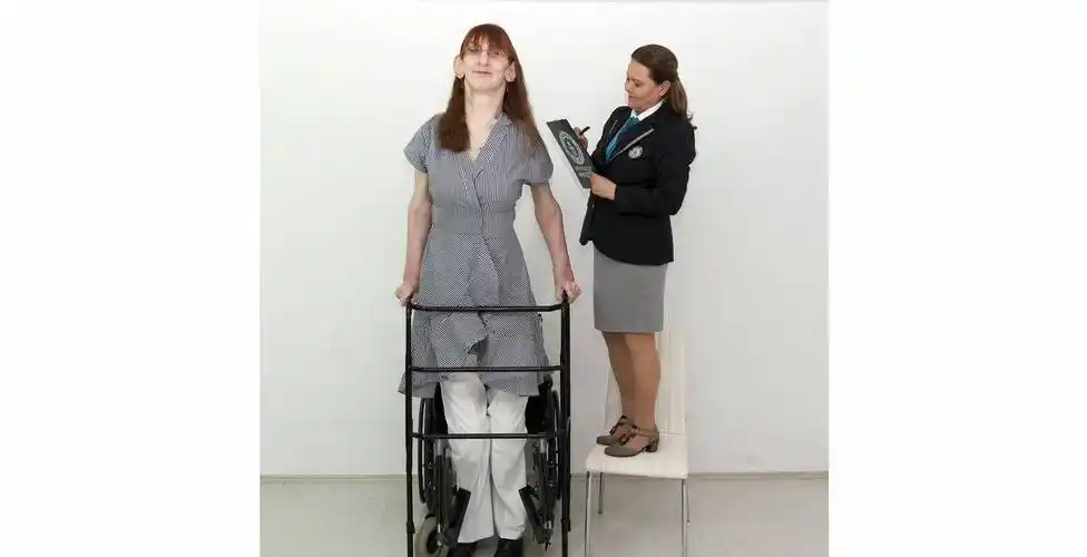 世界上活着的最高女人:2.15米 行走需要支架_梅萨·盖尔吉_女子_身高