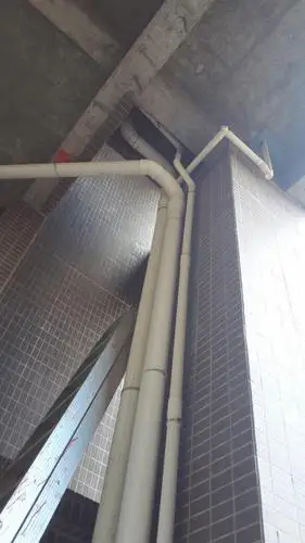 外排雨水管穿墙是需要加套管吗还是直接浇灌上水泥沙子