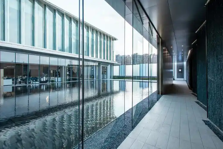 树池的螺旋形线条与幕墙的直线条交相呼应,在灯光的映射下,分外瞩目