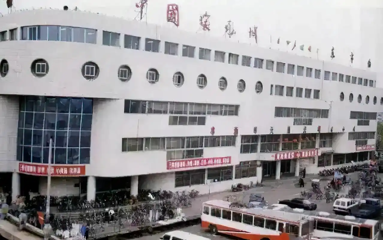 阜新 #老照片 曾经繁荣的东市场,街心公园九龙壁,新华书店 - 抖音