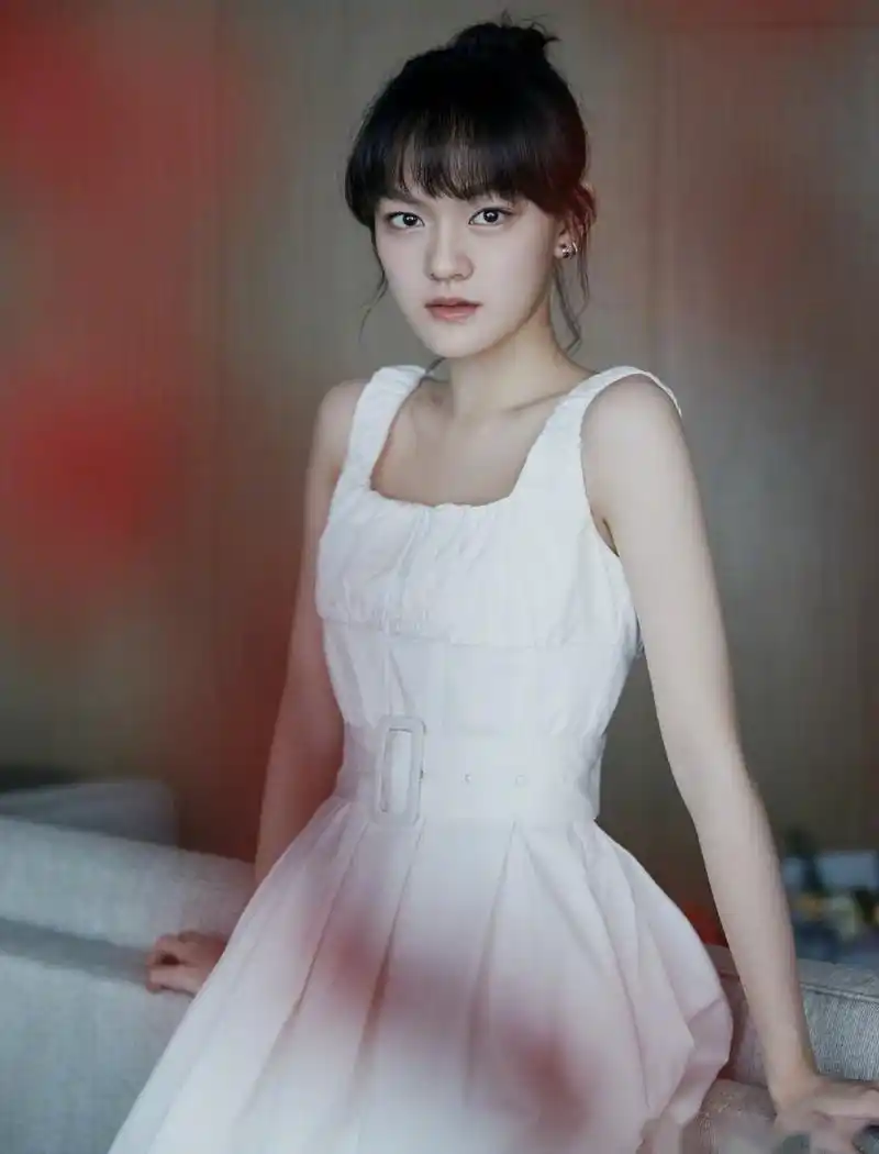 文淇身着白色连衣裙,清瘦恬静的气质,扑面而来的少女感.