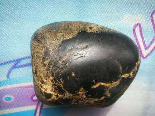 新疆和田玉籽料墨玉