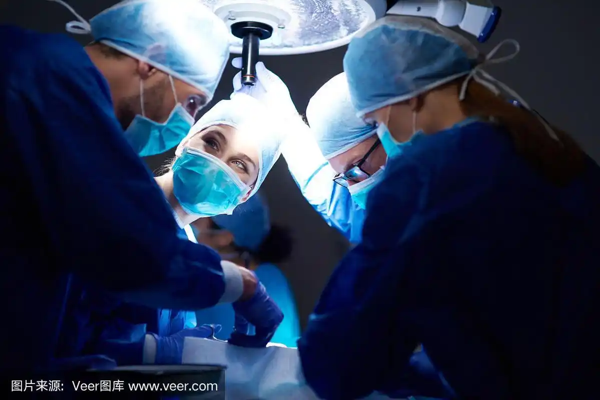 忙碌的外科医生在手术台上