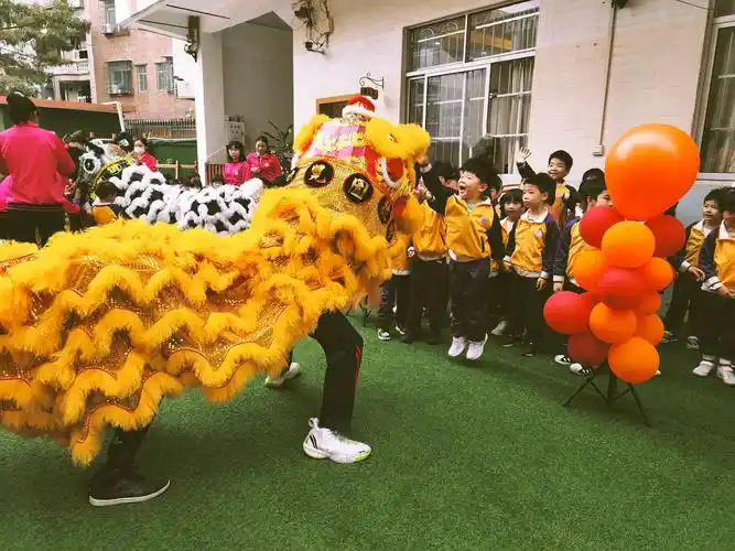 爱睿幼儿园的现场舞狮非常精彩.孩子们兴奋地与狮子共舞,互动.