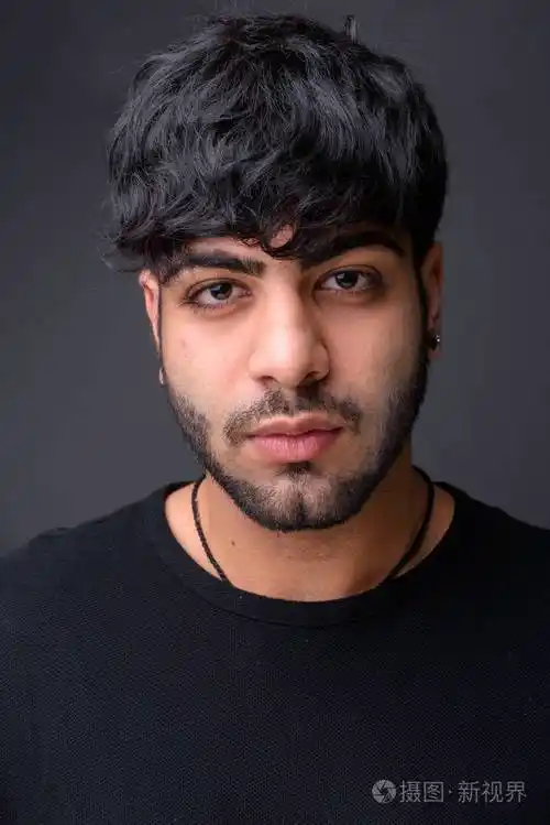 年轻英俊的印度男人在灰色背景照片-正版商用图片0aaw6h-摄图新视界