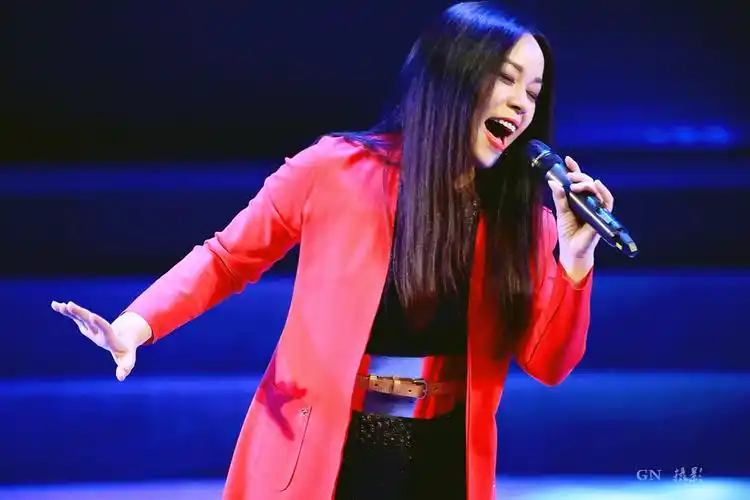 【红旗飘飘 歌唱祖国】东方歌舞团演员 巴中籍女歌手郭蓉赴巴演唱现场