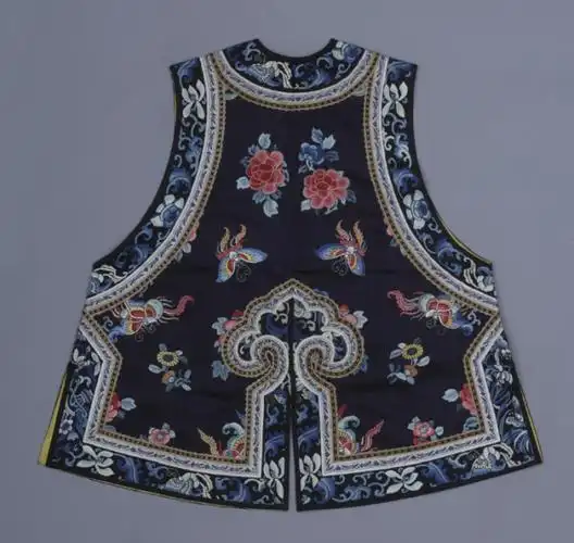 清同治 石青色缎绣牡丹蝶女夹坎肩 北京故宫博物院藏
