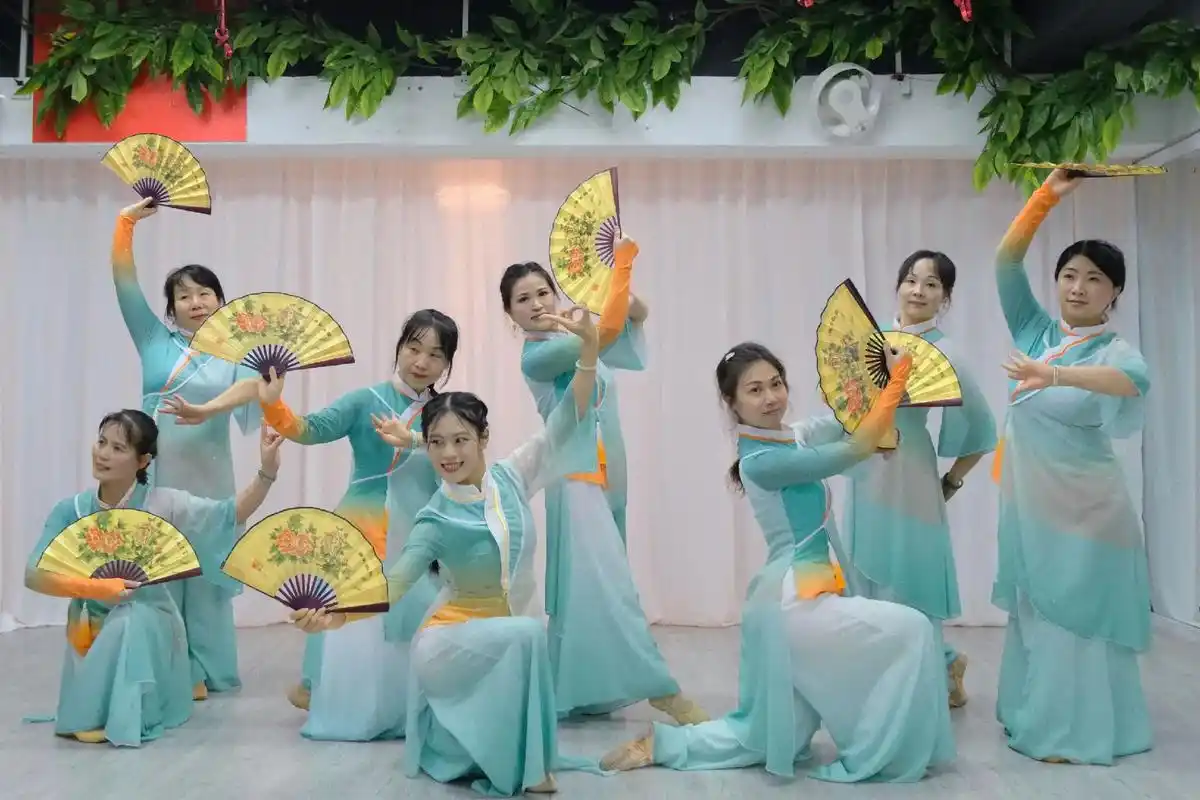 云花扇组合 #教室版照片#爱舞蹈的仙女 们 - 抖音