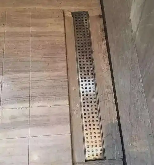 拉槽,听起来很复杂,其实非常简单,就是在淋浴房地面正中间,铺设一大块