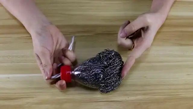 矿泉水瓶这样改造下,解决很多家庭主妇的一个难题,简单又实用