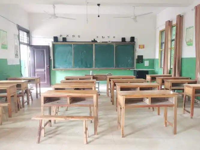 干净整洁的校园,教室和一张张课桌正在等着各位同学们的到来!