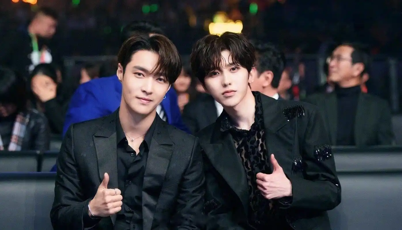 张艺兴蔡徐坤同框合照来了!大厂师徒会面,大厂女孩过年了!