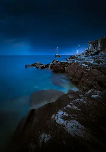 北部湾海岸灯塔在夜色闪烁景色迷人