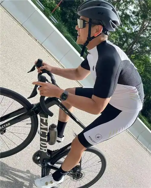 梦回破风彭于晏晒骑行照皮肤黝黑肌肉吸睛