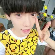 男生头像剪刀手高清可爱的青年男生头像剪刀手图片