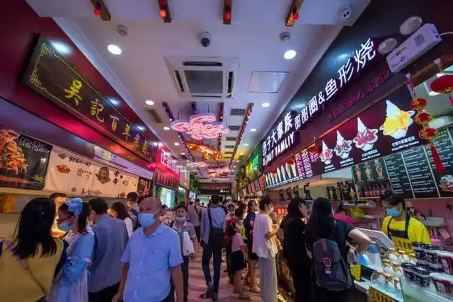 上海南京东路步行街外滩地下美食街(图/图虫创意)