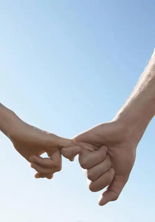 两个人,竖图,室外,特写,白天,仰视,爱情,亚洲,双手,阴影,光线,拉钩