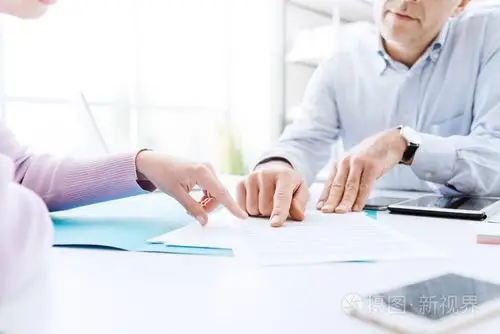 商务人士进行合同谈判