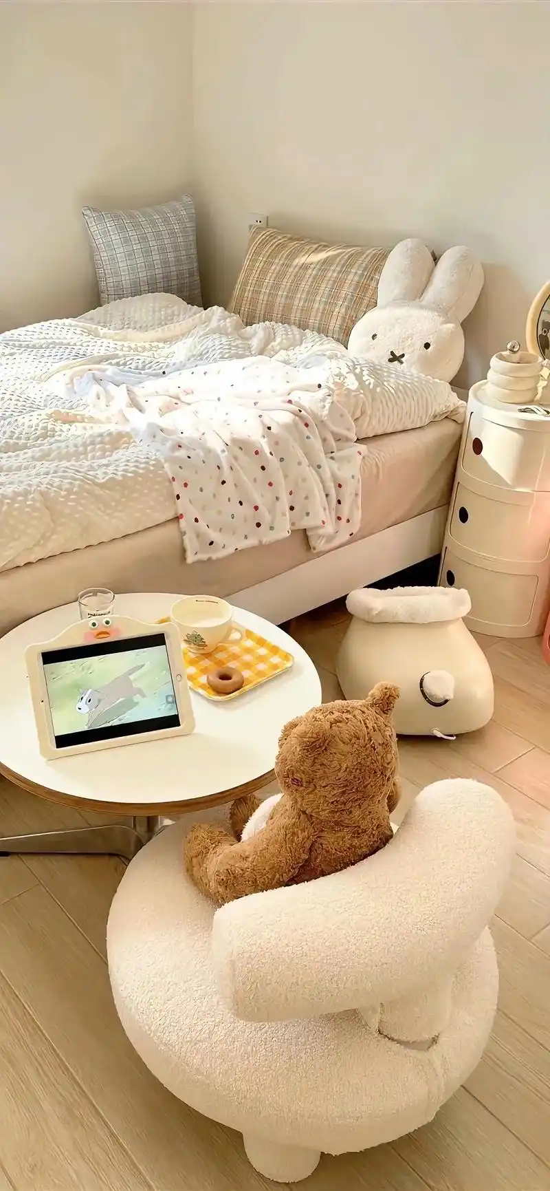 家居壁纸.结尾两张小emo#家的样子 #房间布置 #少女卧室