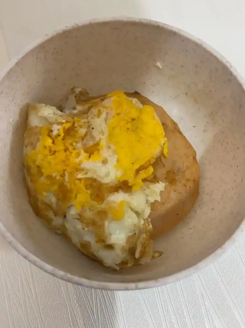 早饭:家里没其他东西了,就把鸡胸肉排和鸡蛋煎一下,在配一袋牛 - 抖音