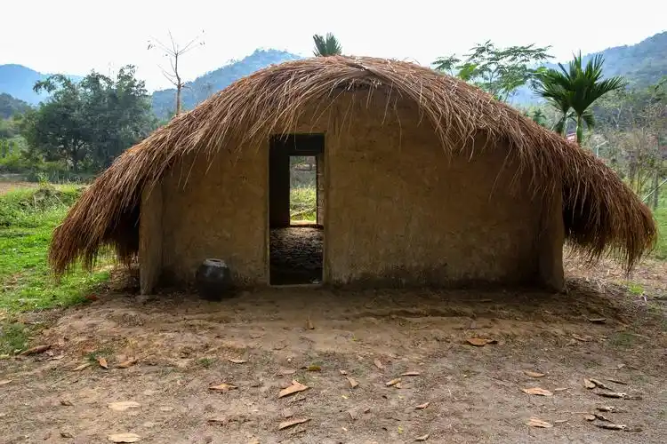 黎族白查船型屋