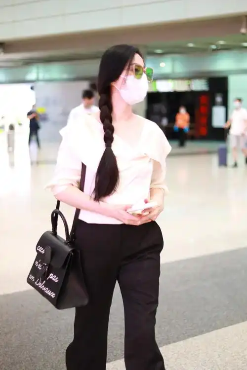 范冰冰低马尾显温柔淑女范 穿藕粉上衣秀精致锁骨