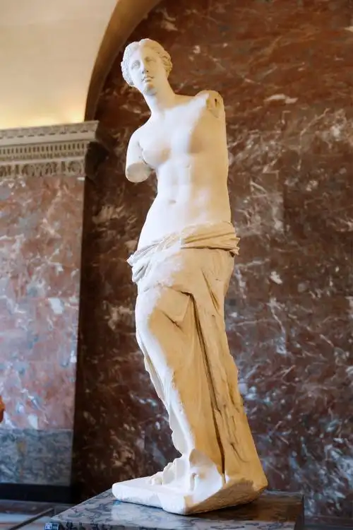 三大镇馆之宝之断臂的维纳斯,为了找她,一群女人在馆内迷了路.