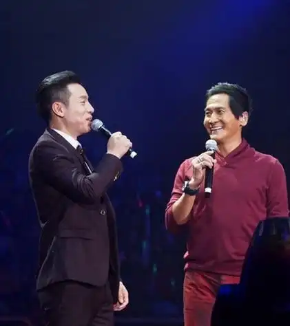 齐秦与前女友方美芳曾生有一子,而因两人最终分手,儿子方伟成了尴尬的