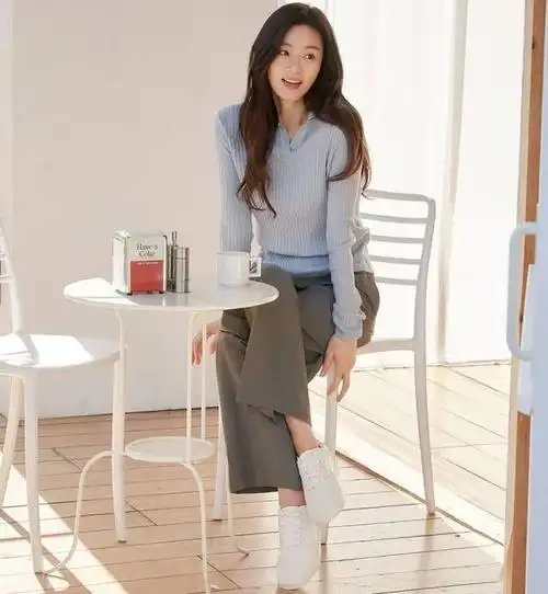 全智贤又凭穿搭实力圈粉了,基础款衬衫配黑西裤,简约高级又大气