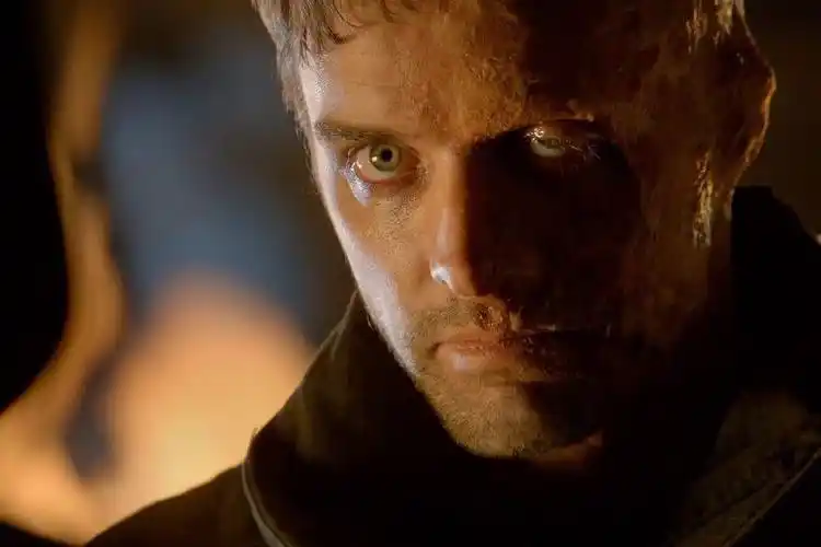 《蝙蝠侠3》,《黑暗骑士:黎明升起》,《万恶高谭市》 萤火虫一开始