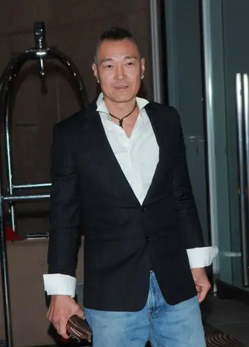 卢惠光:蝉联7届泰拳冠军,为成龙效力30年,转身遭林凤娇开除