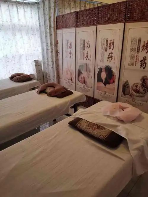 按摩师还是都比较年轻的,也是在春熙路附近的一个写字大楼里面,入口有