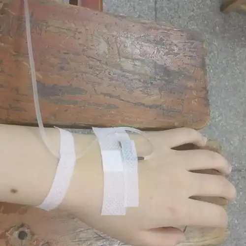 一个人在外地生病吊水最心酸吃外卖都是单手操作