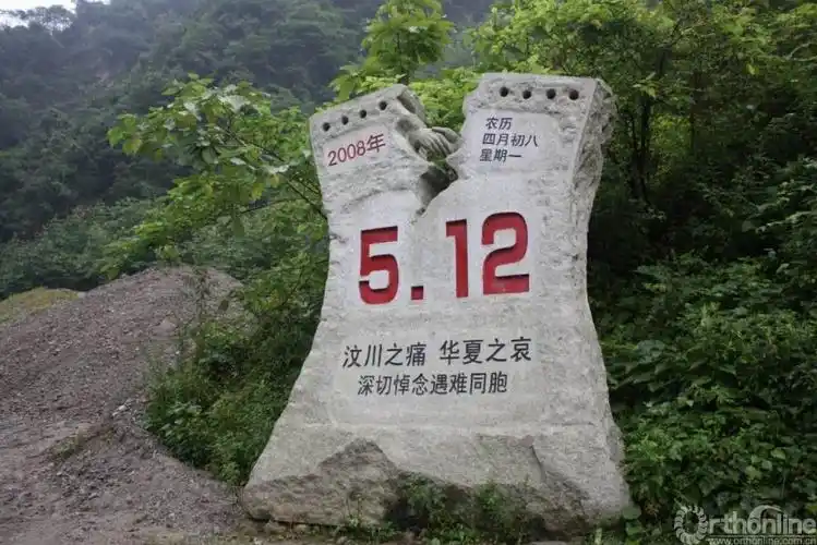 5·12地震纪念碑地震发生后,全国各地医疗救援队奔赴灾区送医送药