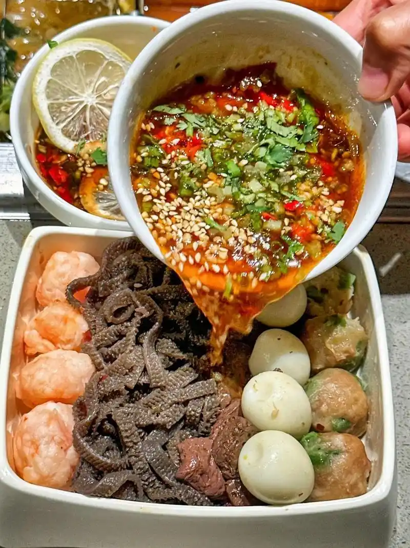 快快快!海底捞228双人餐,就凭咱俩的关系请我吃个呗,就点左 - 抖音