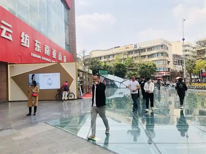 云纺东南亚商城门口玻璃地板引争议