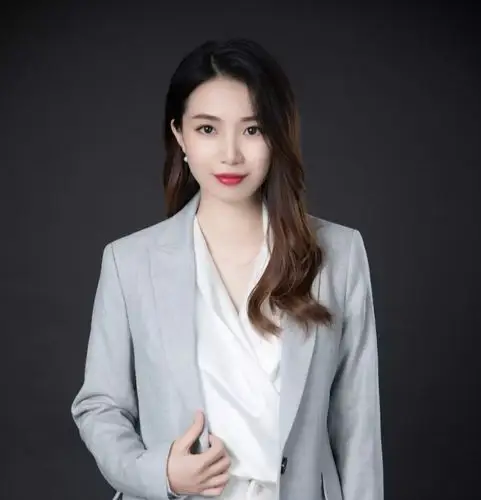 这个女律师好漂亮啊