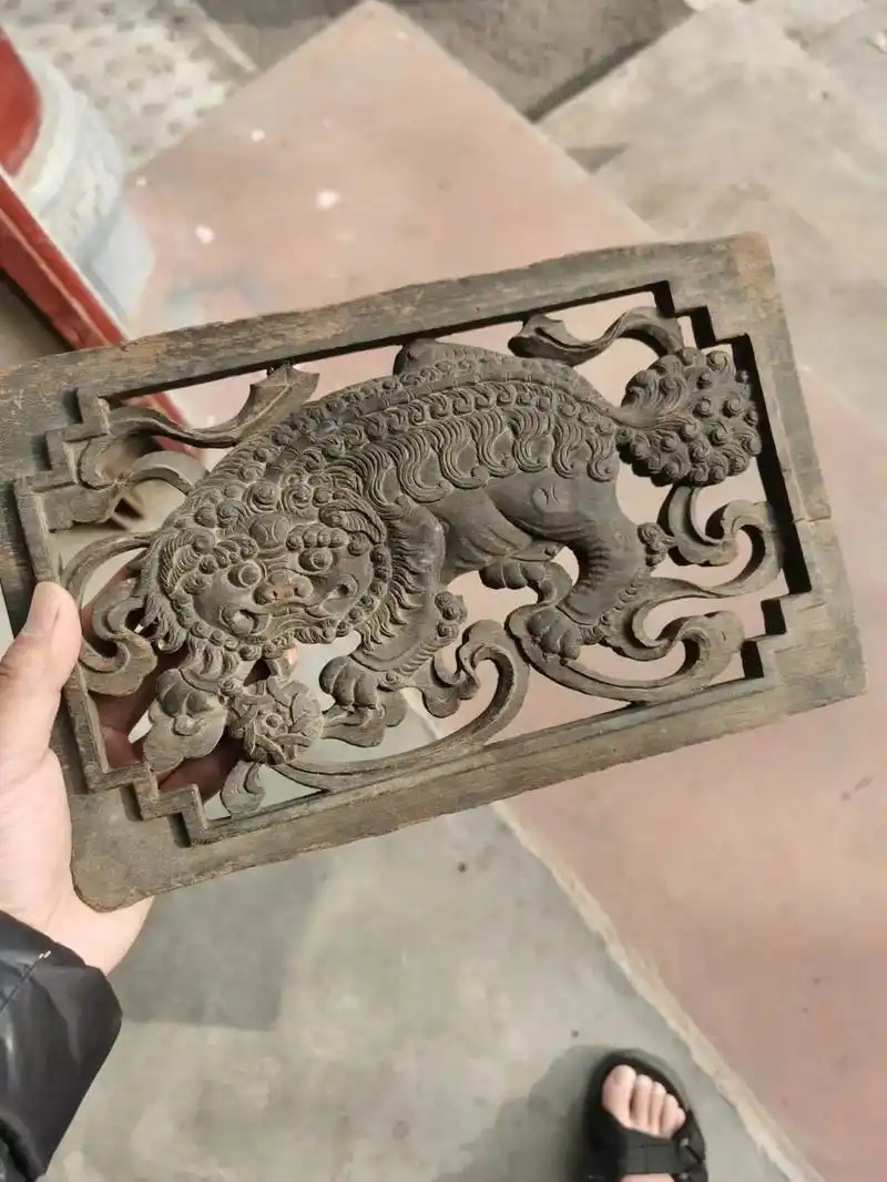 分享一件工作室悬挂的清代川派狮子木雕花板