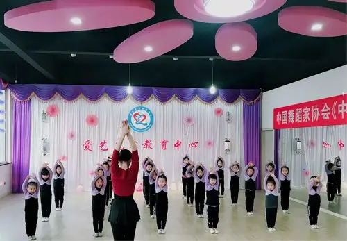 一起来看看我们美美的站姿吧,站姿里有前平位,旁平位,上叠手,下阎手