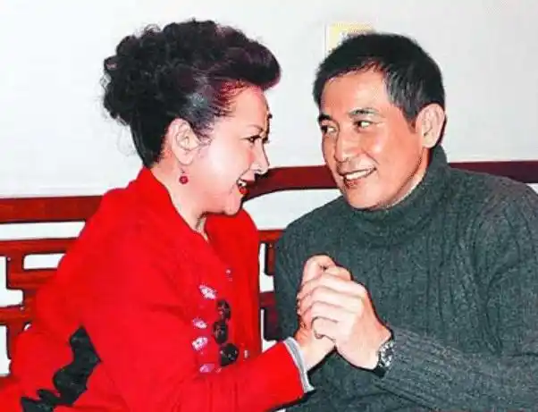 这样的童年对薛家燕日后的生活产生了很大的影响,她内心一直渴望着