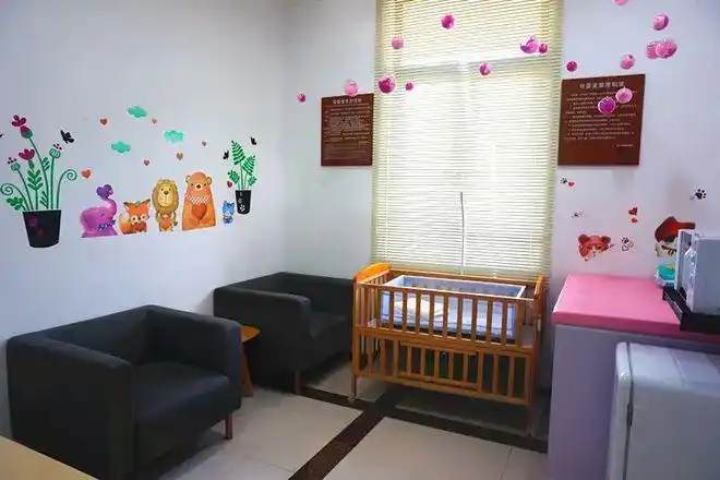 另外配备了母婴室和休息区……还可以行李寄存,手机充电,寄一张明信片