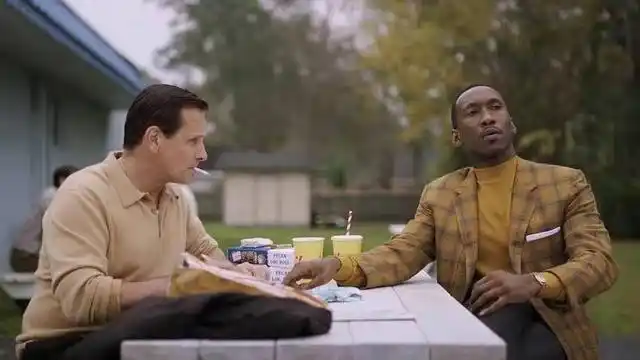 电影《绿皮车》中吃炸鸡的桥段何为微歧视?