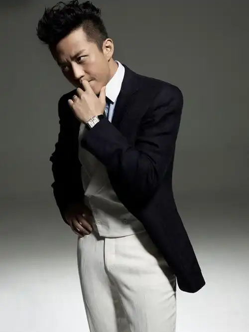 邓超白色西装大片化身俏皮绅士